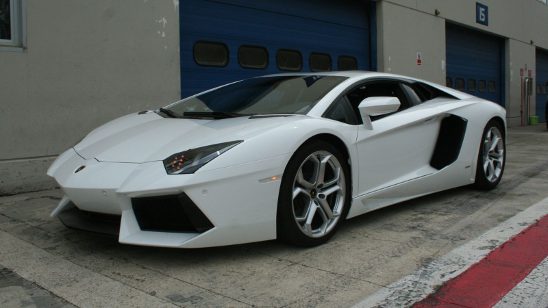 Illustration for article titled Lamborghini Aventador LP-700 at Vallelunga